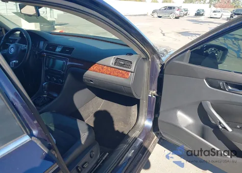 2013 Volkswagen Passat 2.5L Sel Premium z USA, uszkodzony, nr VIN 1VWCH7A39DC133784